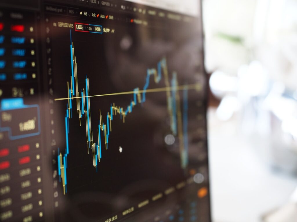 Investimento comercial - Monitor mostrando gráfico