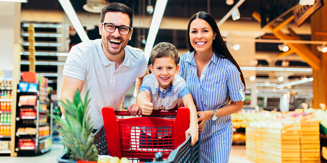 PDV - Uma família (1 pai, 1 mãe e 1 criança) felizes em um estabelecimento