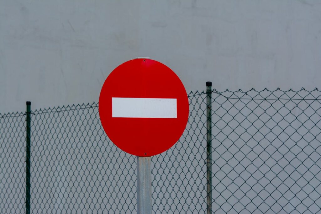 otimização de rotas - Fundo cinza e uma placa de pare vermelha