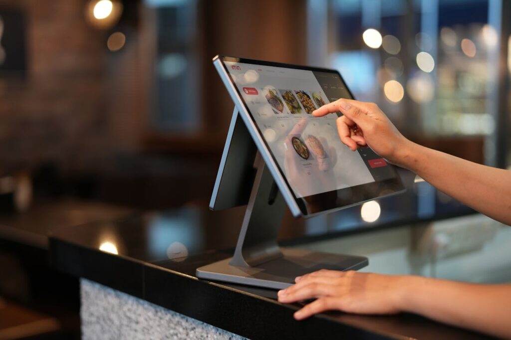 b2b e b2c - Pessoa utilizando um tablet touch screen no pdv
