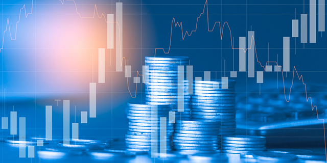 verba do trade marketing - Gráficos ao fundo e pilhas de moedas em destaque