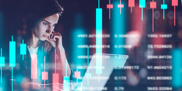 Coleta de Dados - Gráficos e mulher utilizando computador ao fundo