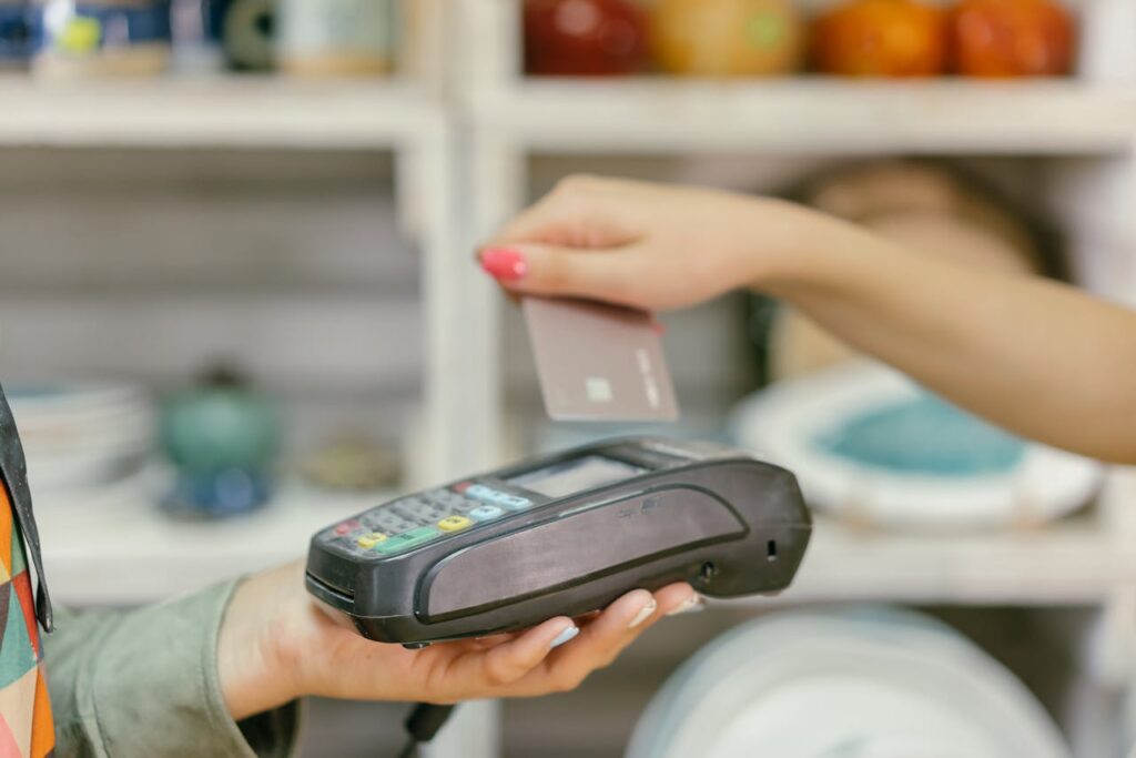 pontos extras - Pessoa aproximando cartão na maquina de cartão