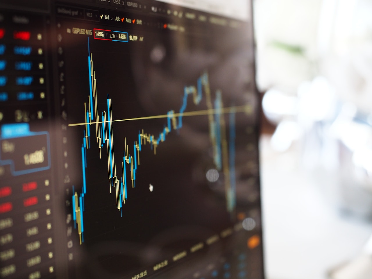 Investimento comercial - Monitor mostrando gráfico